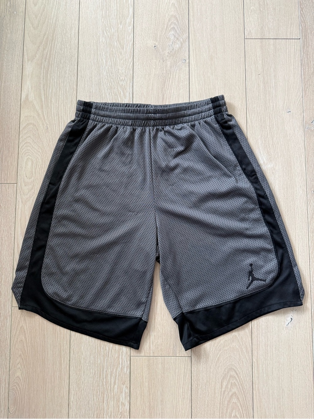 Jordan Boys Size XL Basketball Shorts in Gray & Black